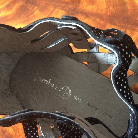 Shoes - Picture 6 of 8